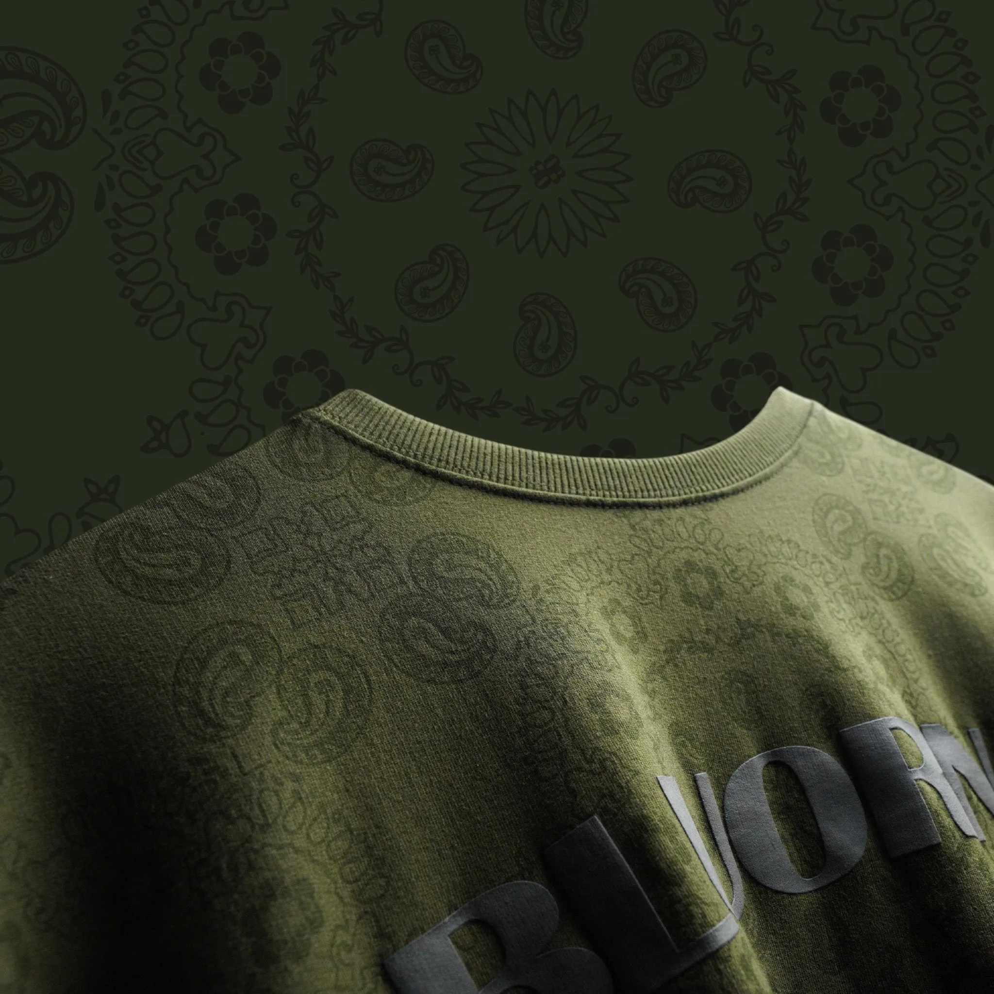 OLIVE PAISLEY T-SHIRT